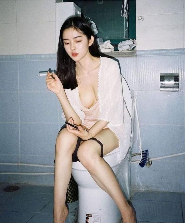 화장실에서 담배피는 처자