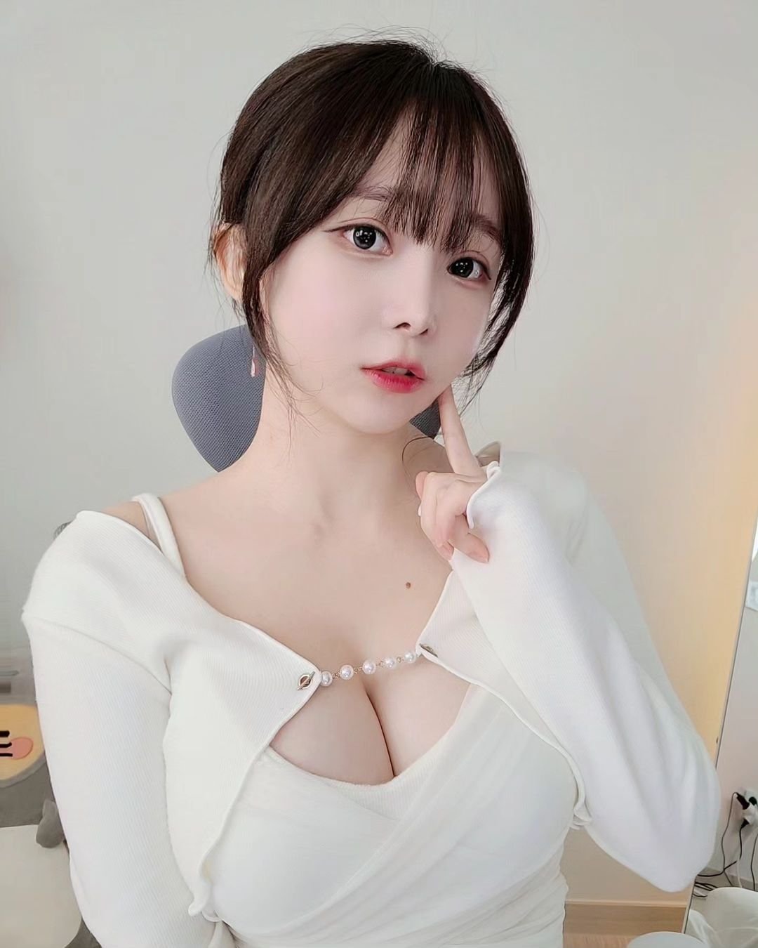 가슴골 그대로 보여주는 새하얀 인스타
