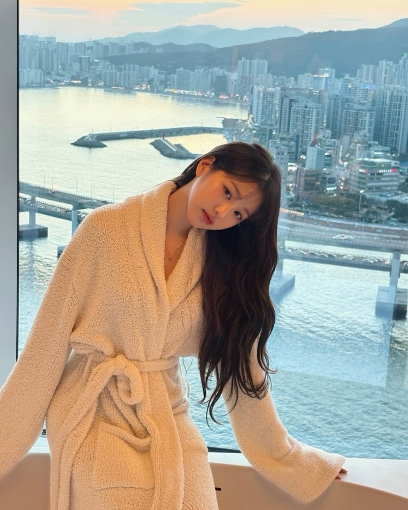 장원영 화제의 목욕가운 여친짤