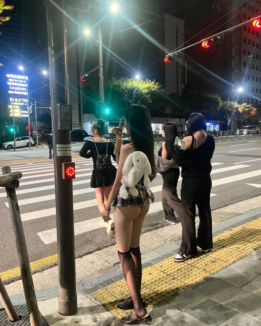길거리 활보하고 다니는 똥꼬치마녀