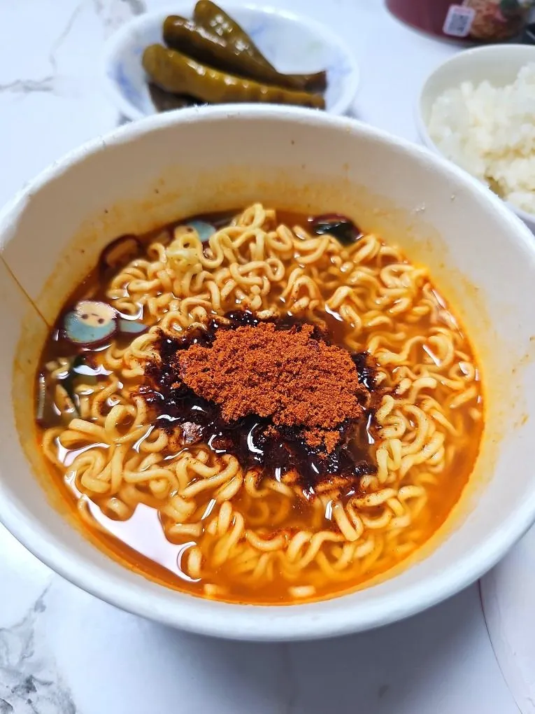 현재 우리나라에서 매운맛 최고봉이라는 라면.