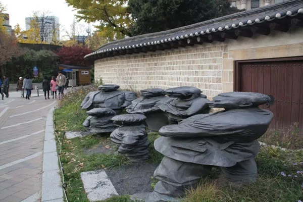 싱글벙글 한국의 한 조각가의 작품.jpg