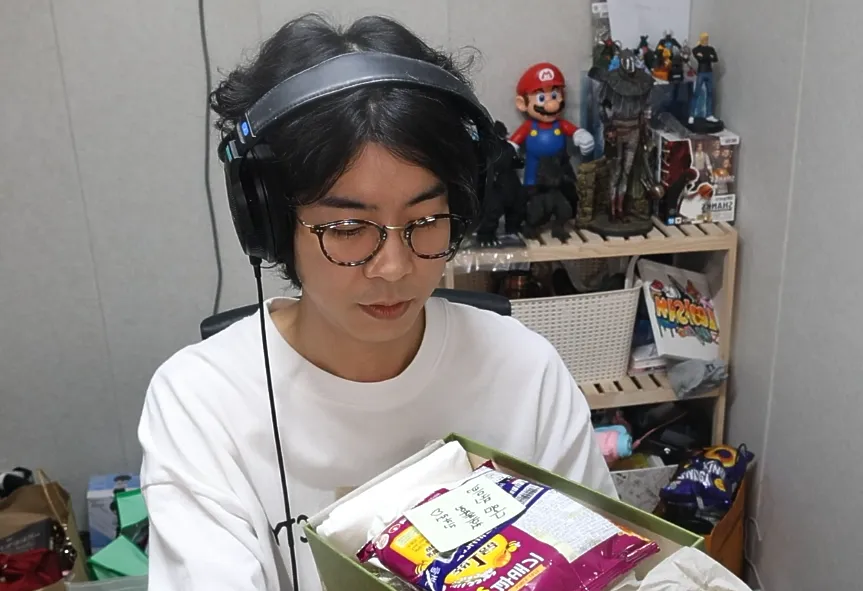 인방)팬에게 선물을 받은 스트리머
