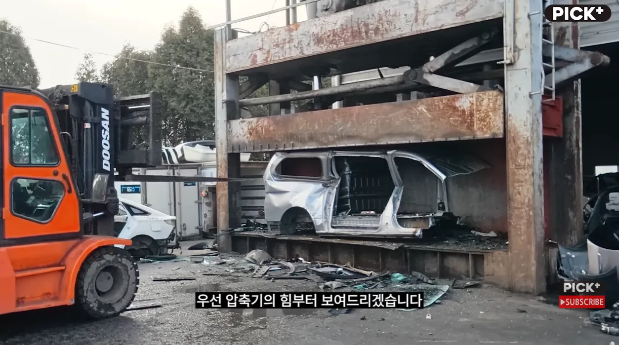 자동차로 미친짓하는 채널 근황.jpg