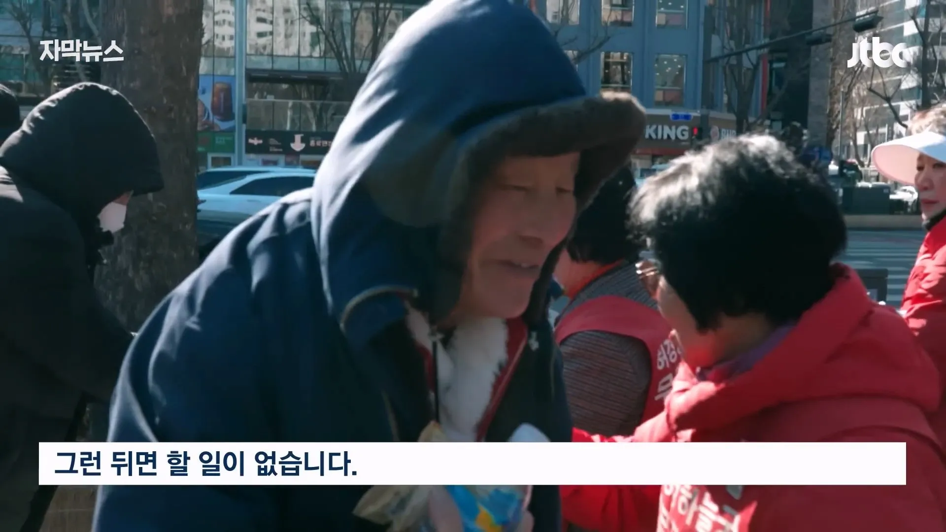 탑골공원 노인 나 같이 쓸모 없는 사람도 온다 탑골공원이 사라진 뒤 인터뷰를 해봄.jpg
