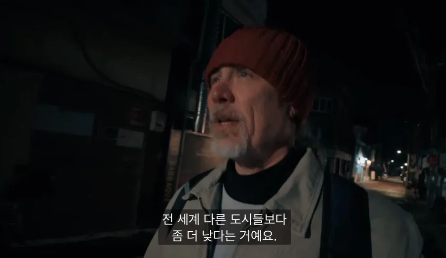 서울 새벽 거리를 정확하게 분석하는 외국인