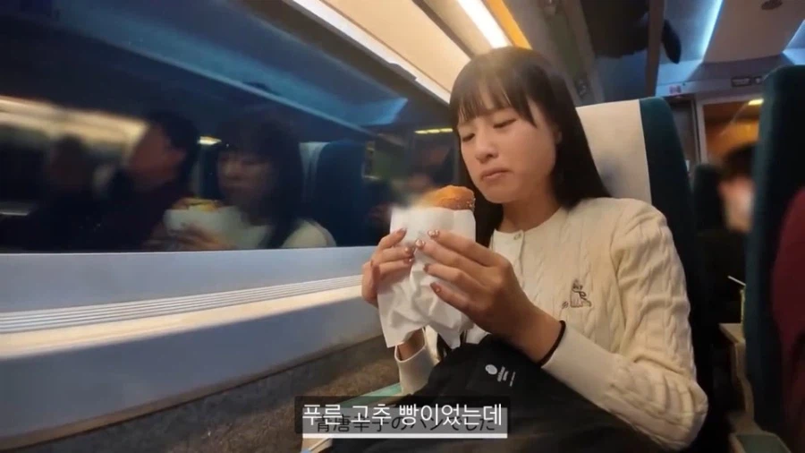 KTX에서 파는 빵먹어보는 일본녀