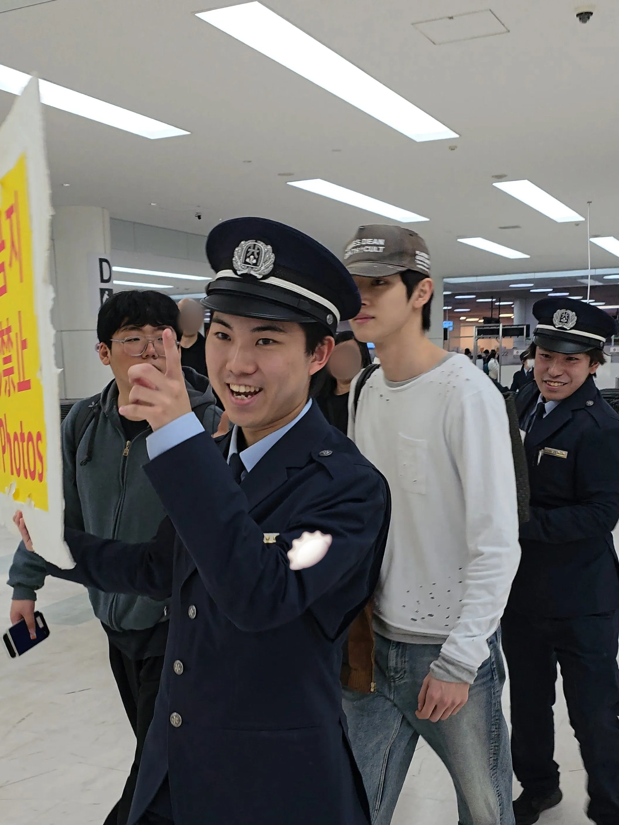 아이돌 경호하다가 화제가된 일본 경찰.jpg
