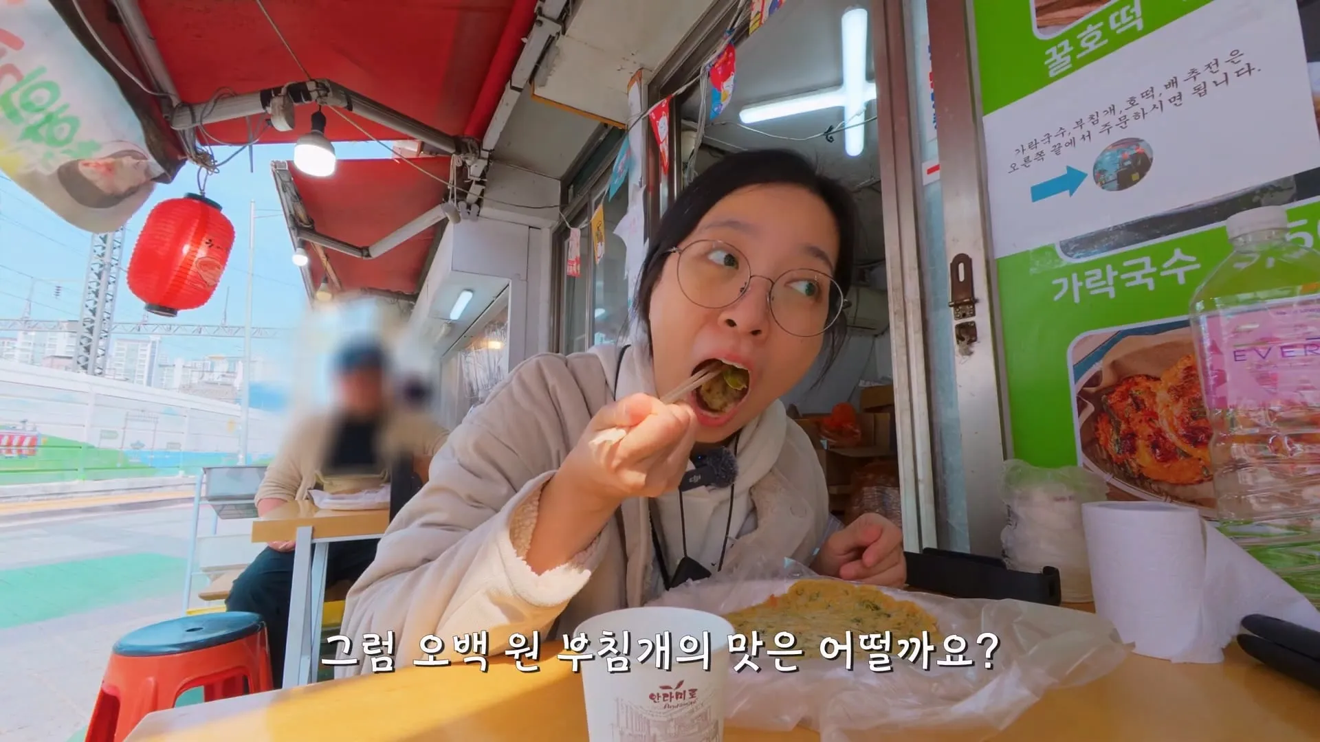 서울의 한 식당이 500원에 부침개를 20년 동안 파는 이유.jpg