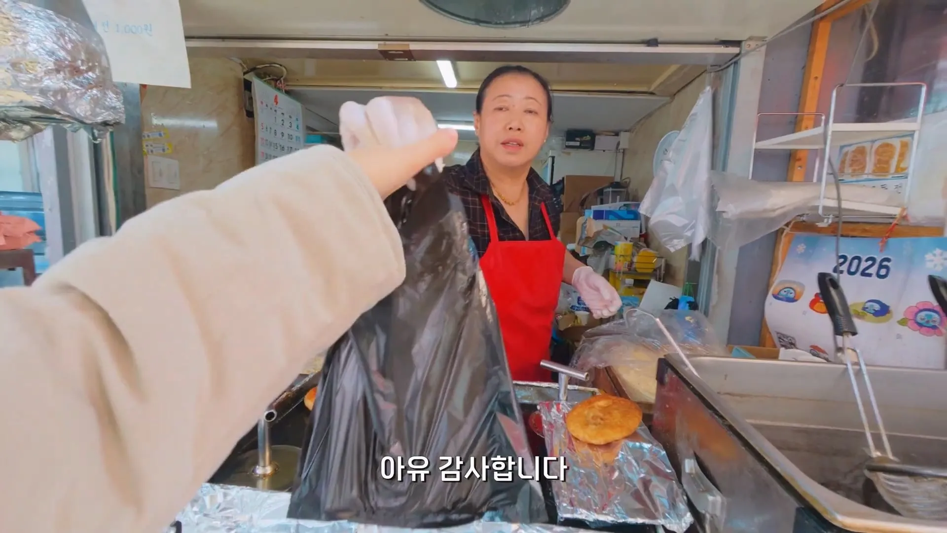 서울의 한 식당이 500원에 부침개를 20년 동안 파는 이유.jpg