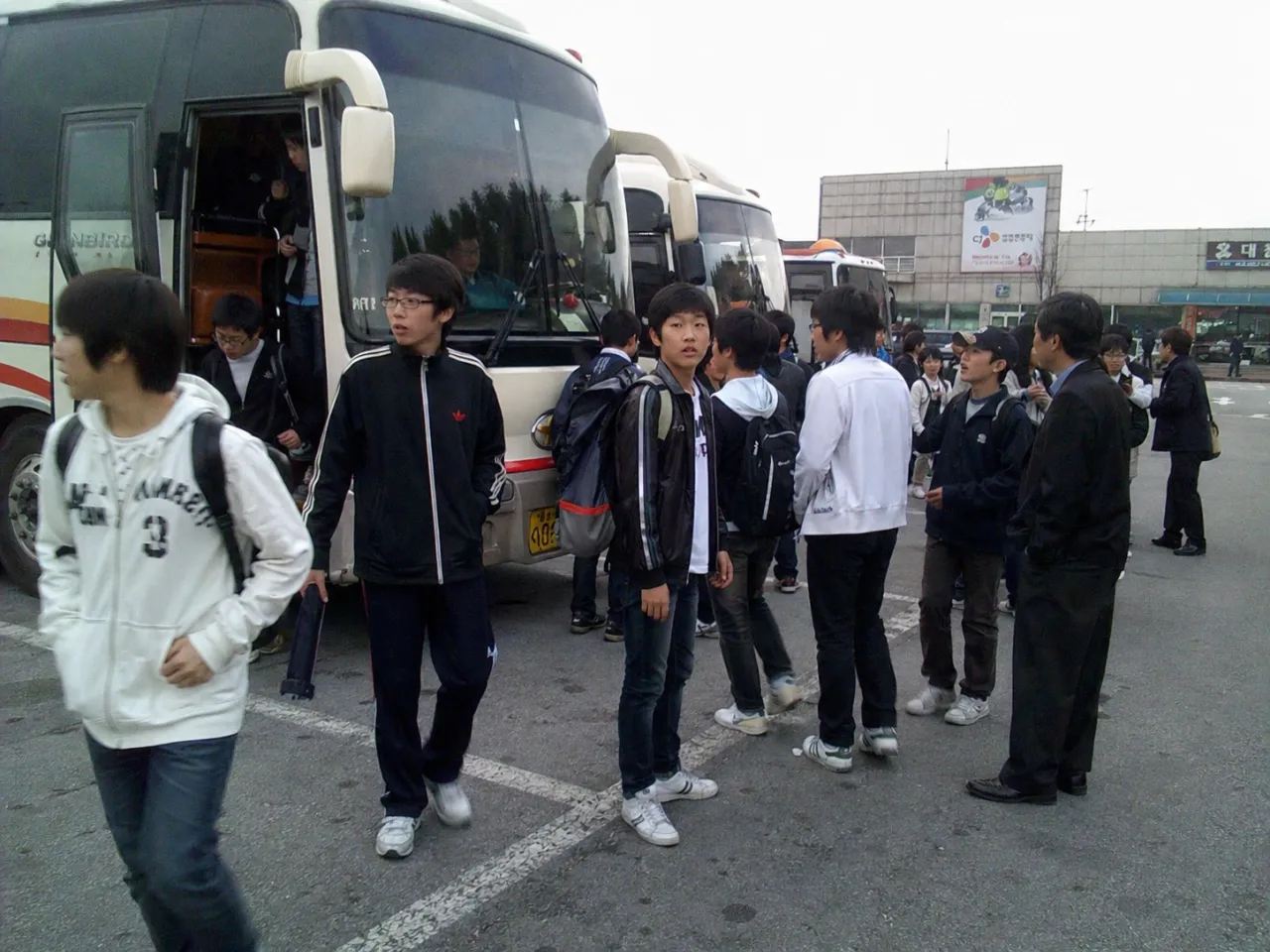 GPT 신모델로 만들었다는 2009년 수학여행 사진 ㄷㄷ