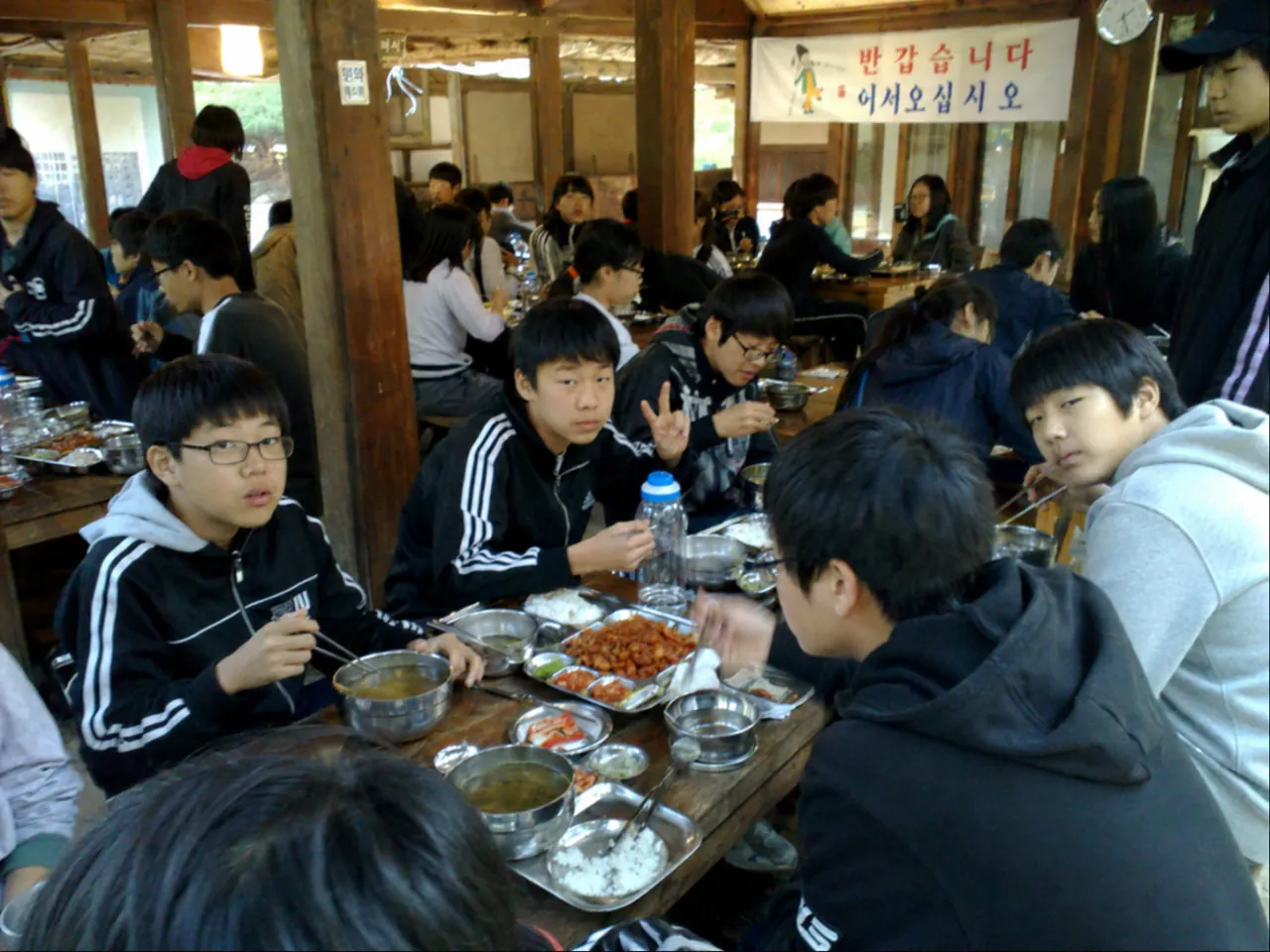 GPT 신모델로 만들었다는 2009년 수학여행 사진 ㄷㄷ