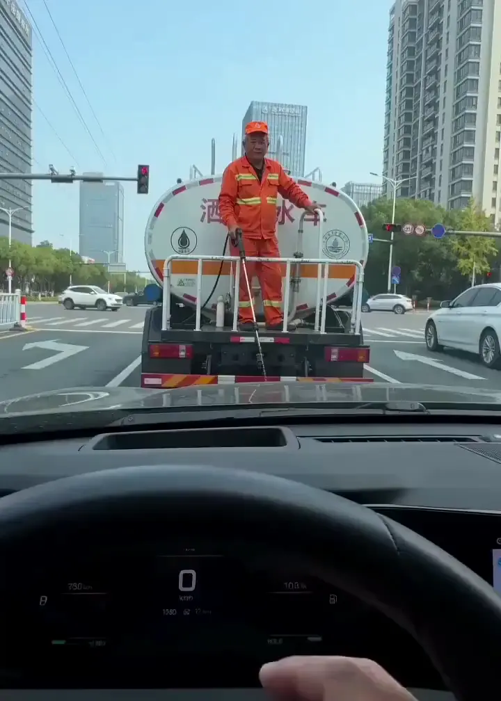 차에 물 좀 뿌려달라고!!