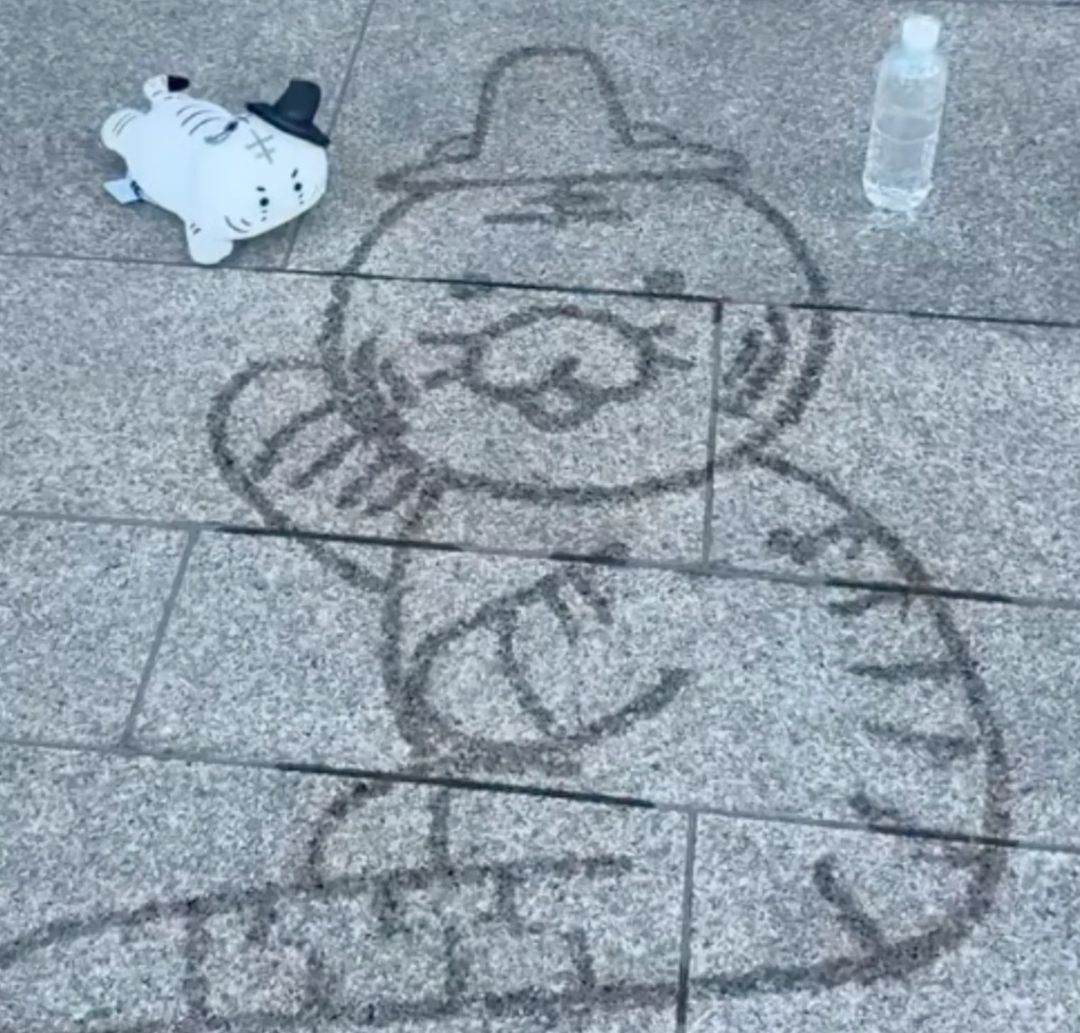 물병 하나로 바닥에 그림 그리는데 퀄리티가 ㄷㄷ