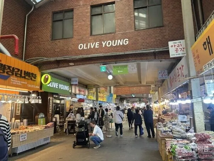 광장시장에 생겼다는 복고풍 컨셉의 올리브영 매장