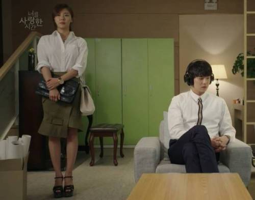 드라마에서 가방을 2개씩 메고 나왔던 하지원