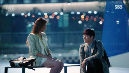 드라마에서 가방을 2개씩 메고 나왔던 하지원