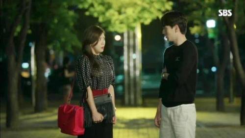 드라마에서 가방을 2개씩 메고 나왔던 하지원