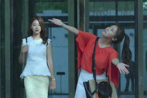 드라마에서 가방을 2개씩 메고 나왔던 하지원