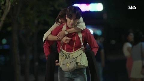 드라마에서 가방을 2개씩 메고 나왔던 하지원