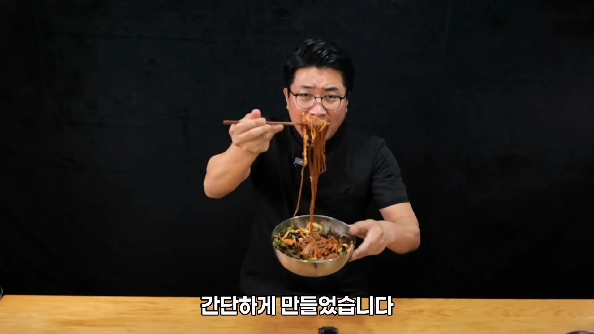 초간단 냉면 육수 만드는 방법 알려주는 67만 요리 유튜버