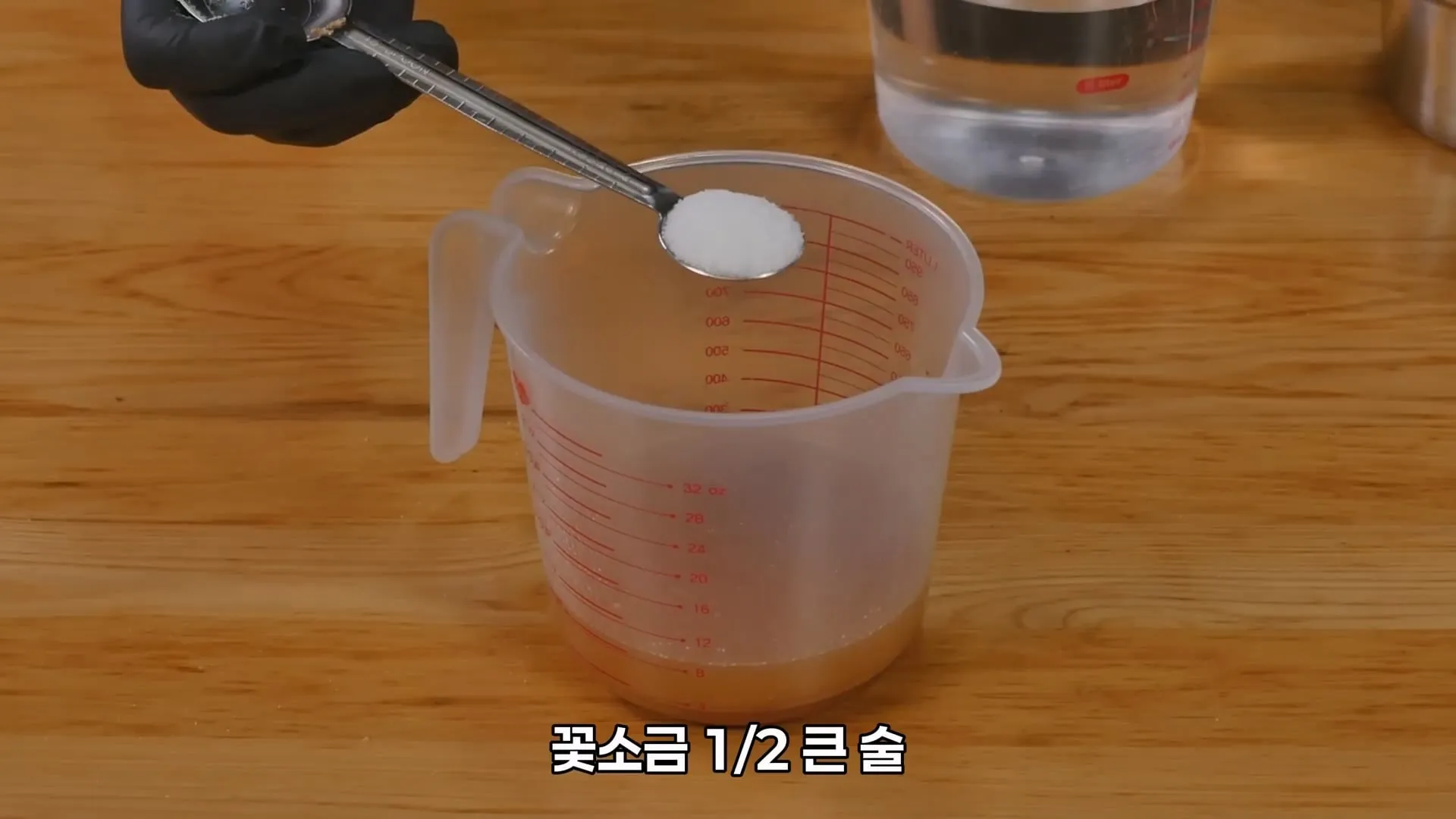 초간단 냉면 육수 만드는 방법 알려주는 67만 요리 유튜버