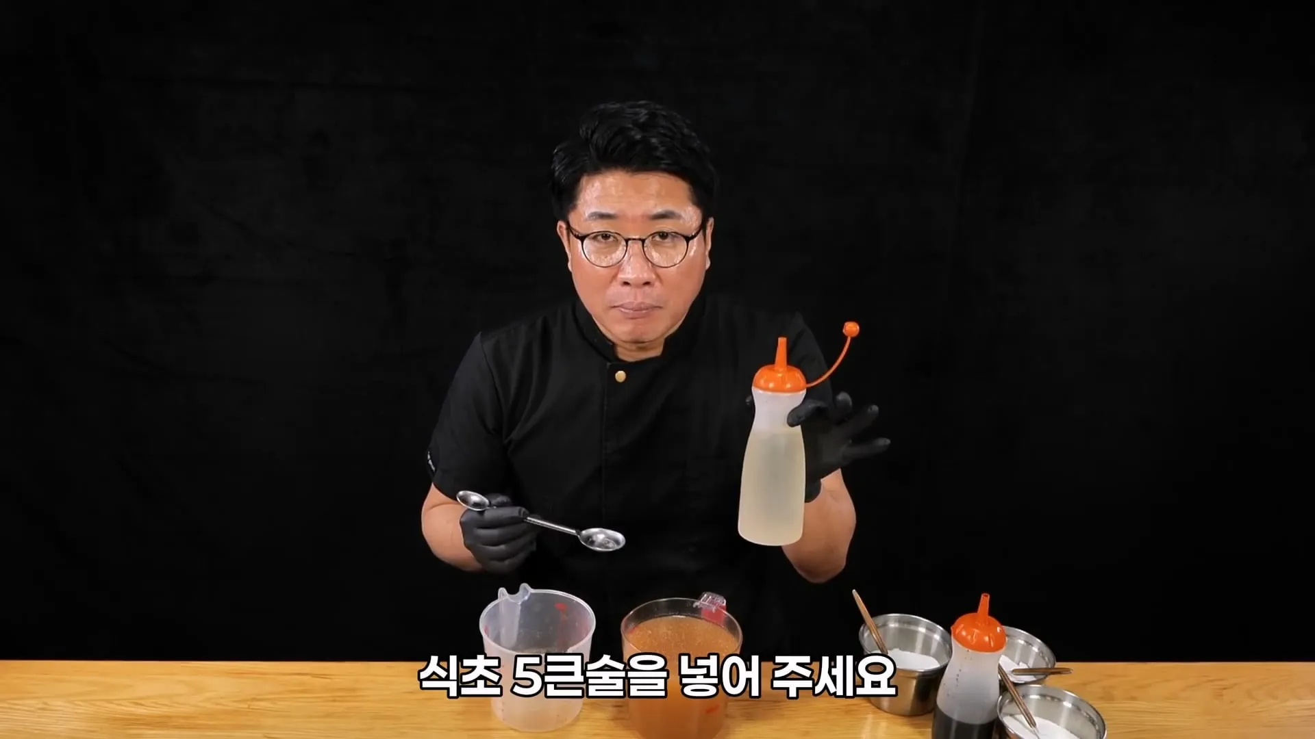 초간단 냉면 육수 만드는 방법 알려주는 67만 요리 유튜버