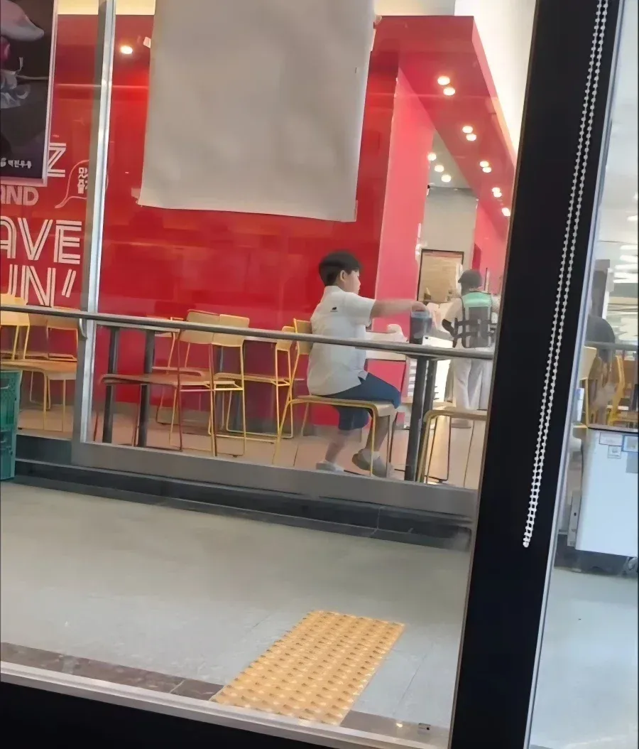 어머니는 햄버거가 싫다고 하셨어...