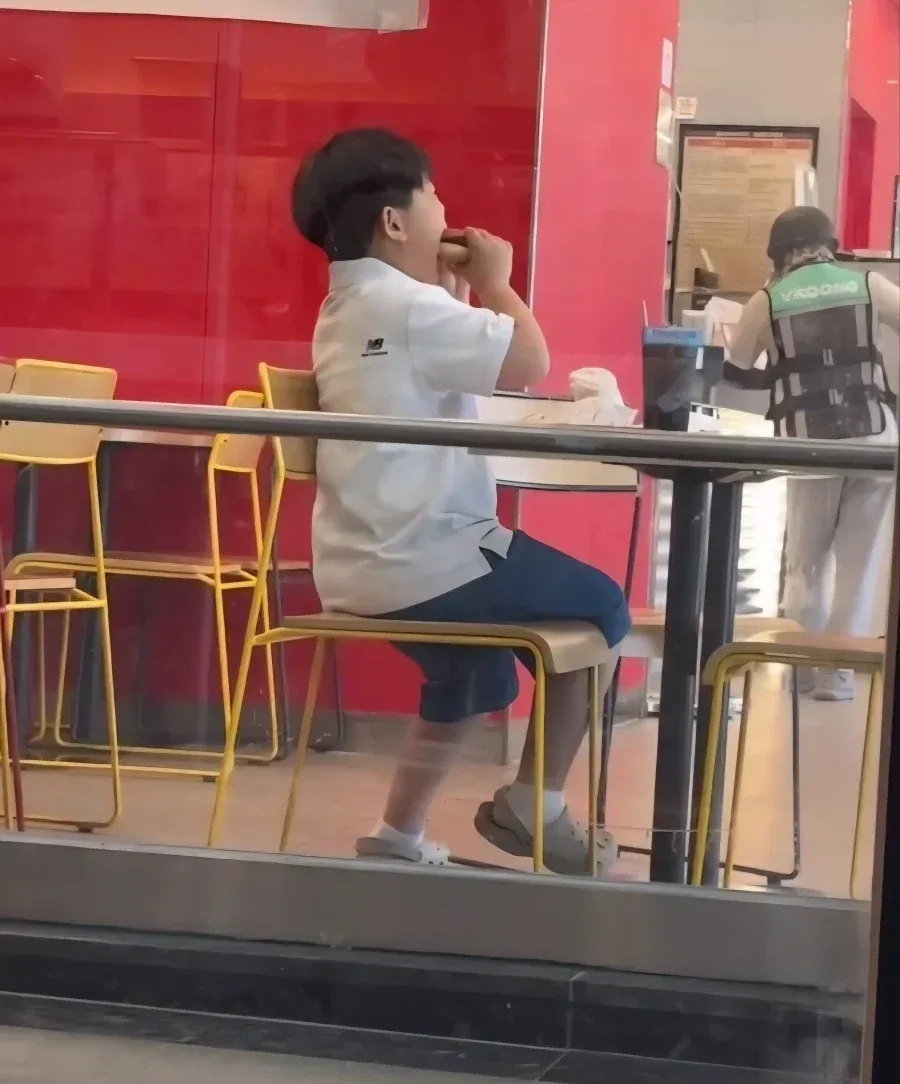 어머니는 햄버거가 싫다고 하셨어...