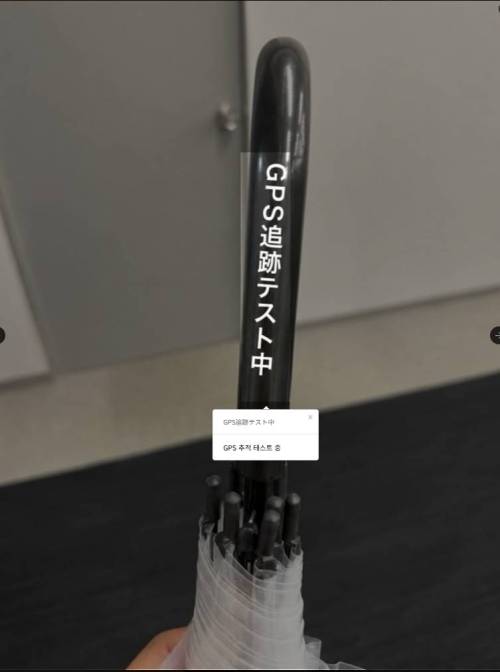 비 오는 날 우산을 뺏기지 않기 위한 사람들의 꿀팁