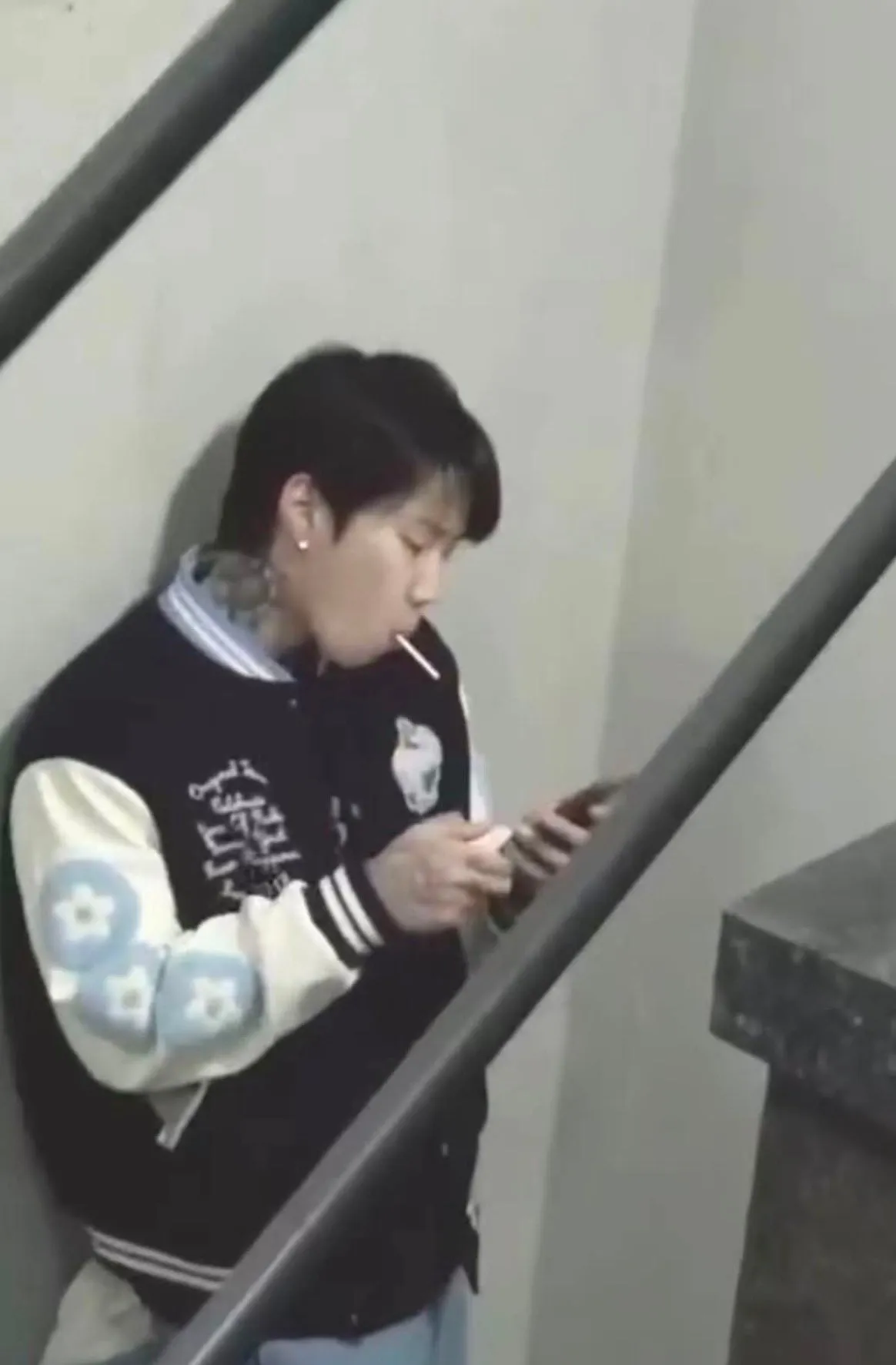 비상구에서 막대사탕 몰래 먹다가 팬들한테 걸린 연예인