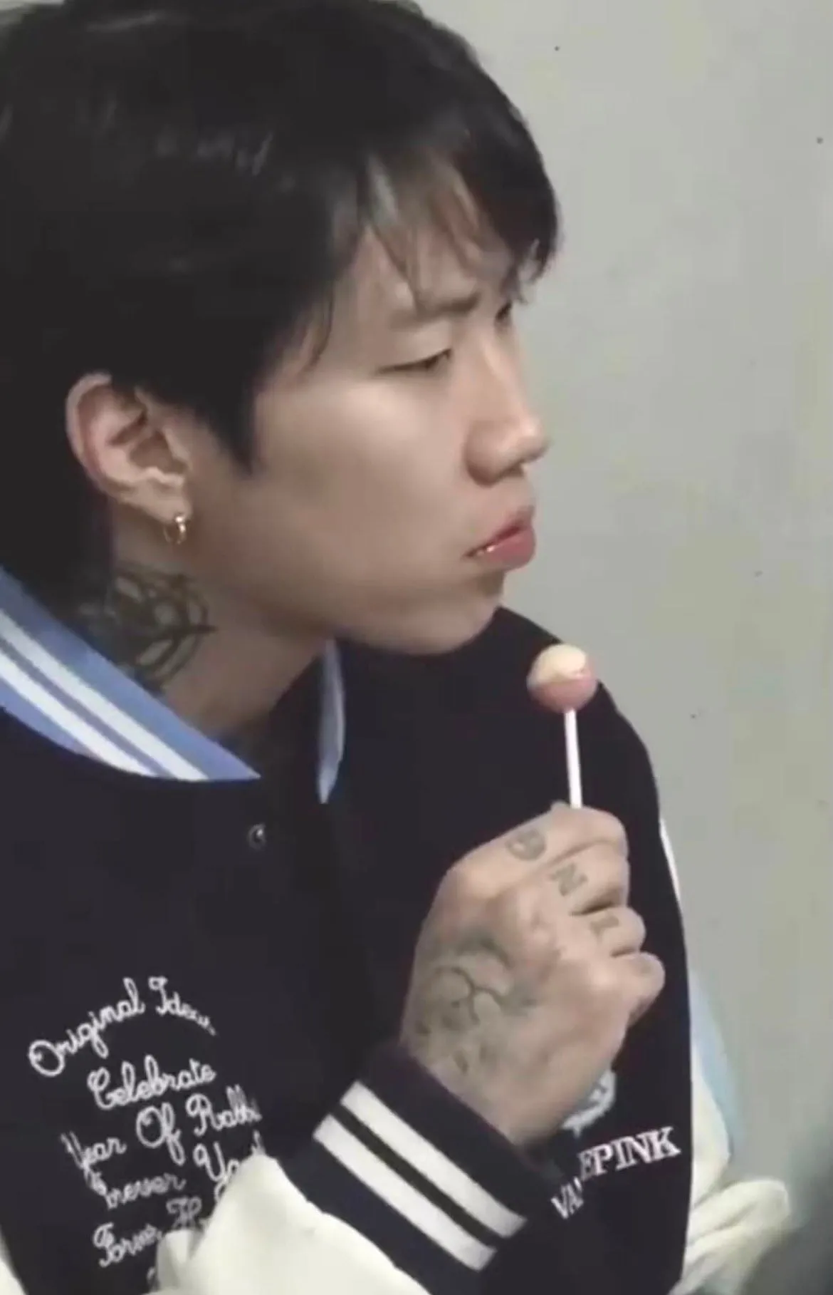 비상구에서 막대사탕 몰래 먹다가 팬들한테 걸린 연예인
