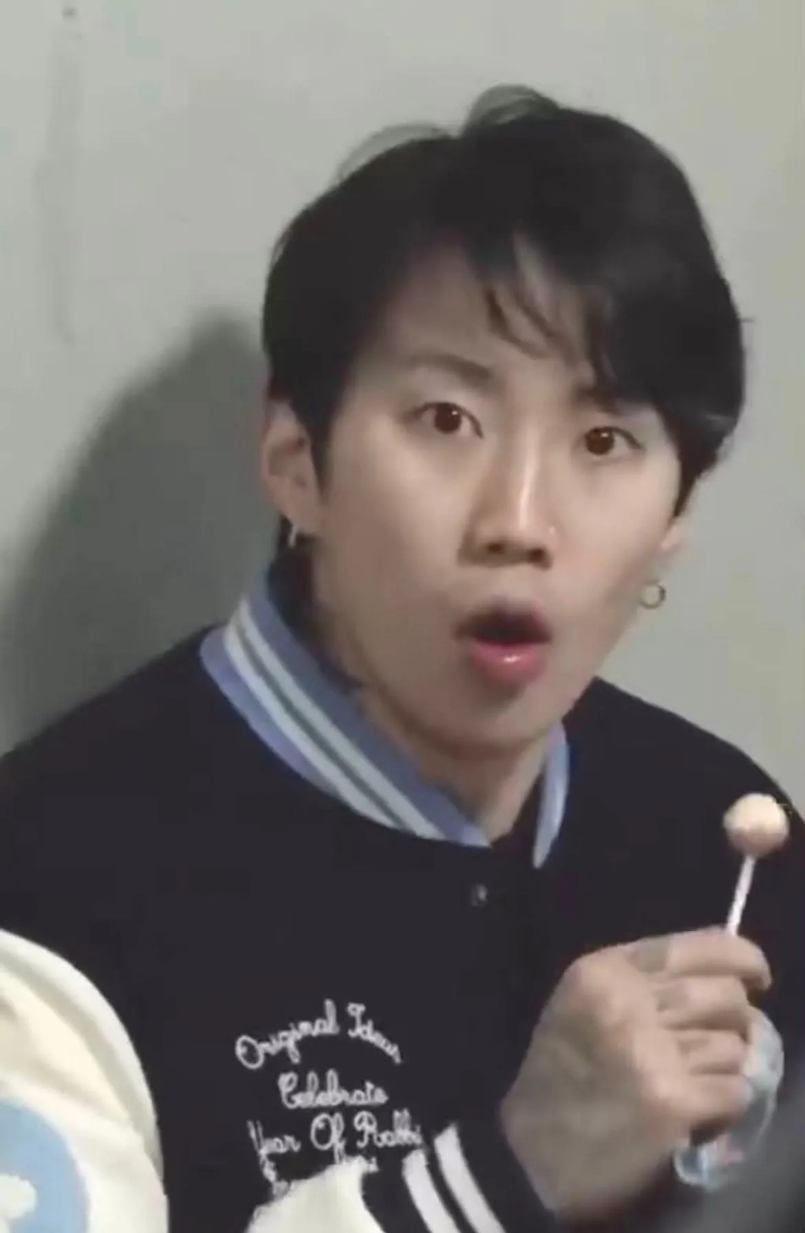 비상구에서 막대사탕 몰래 먹다가 팬들한테 걸린 연예인