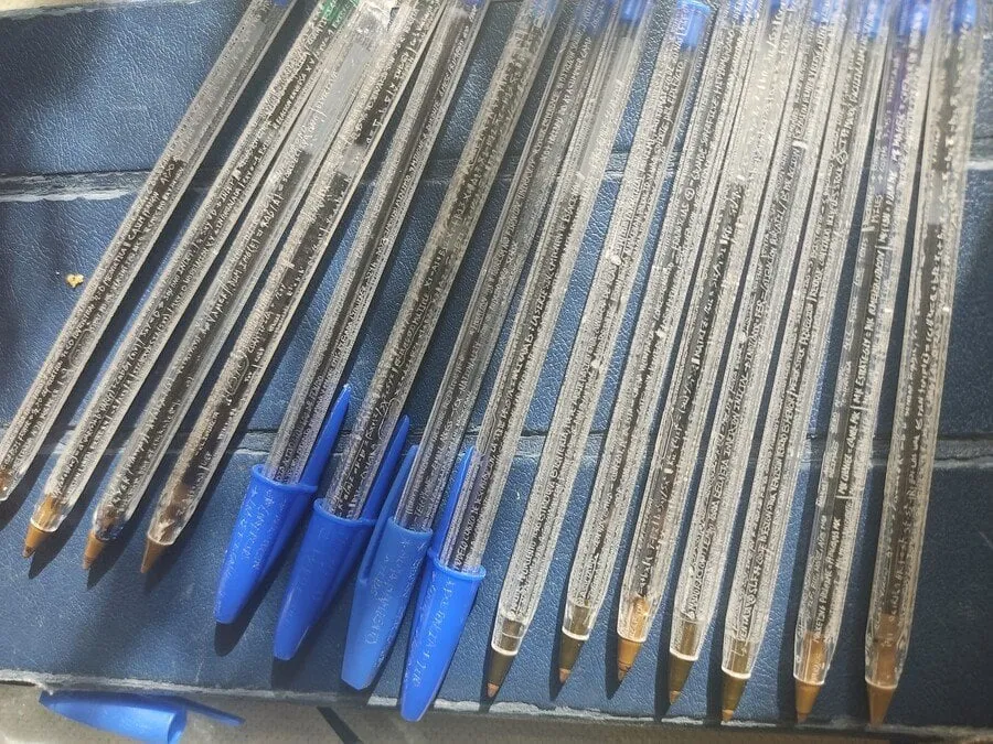 스페인 대학 교수가 압수한 컨닝볼펜 ........JPG