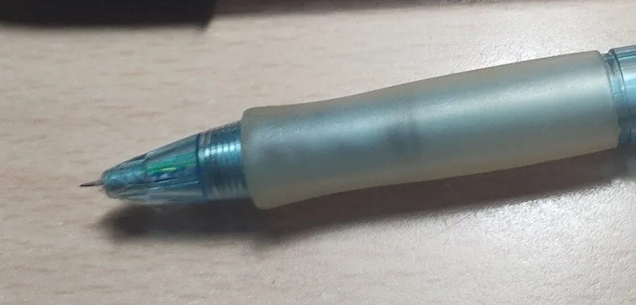 스페인 대학 교수가 압수한 컨닝볼펜 ........JPG