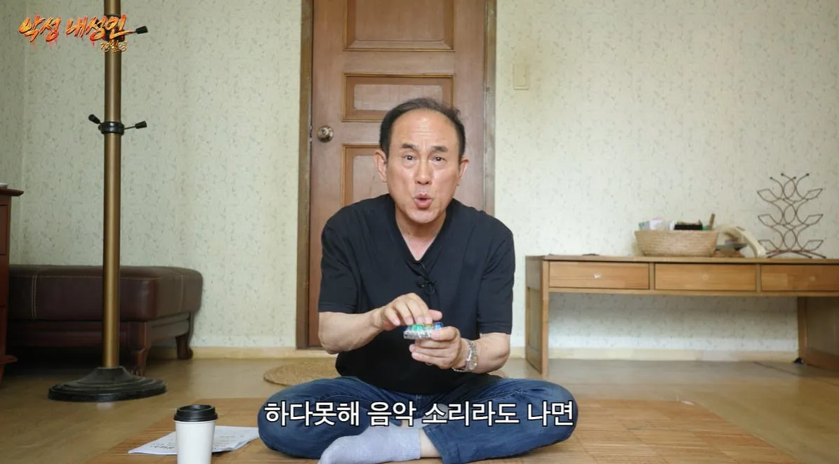 요즘 유행하는 말랑이 만져본 65살 아저씨 반응