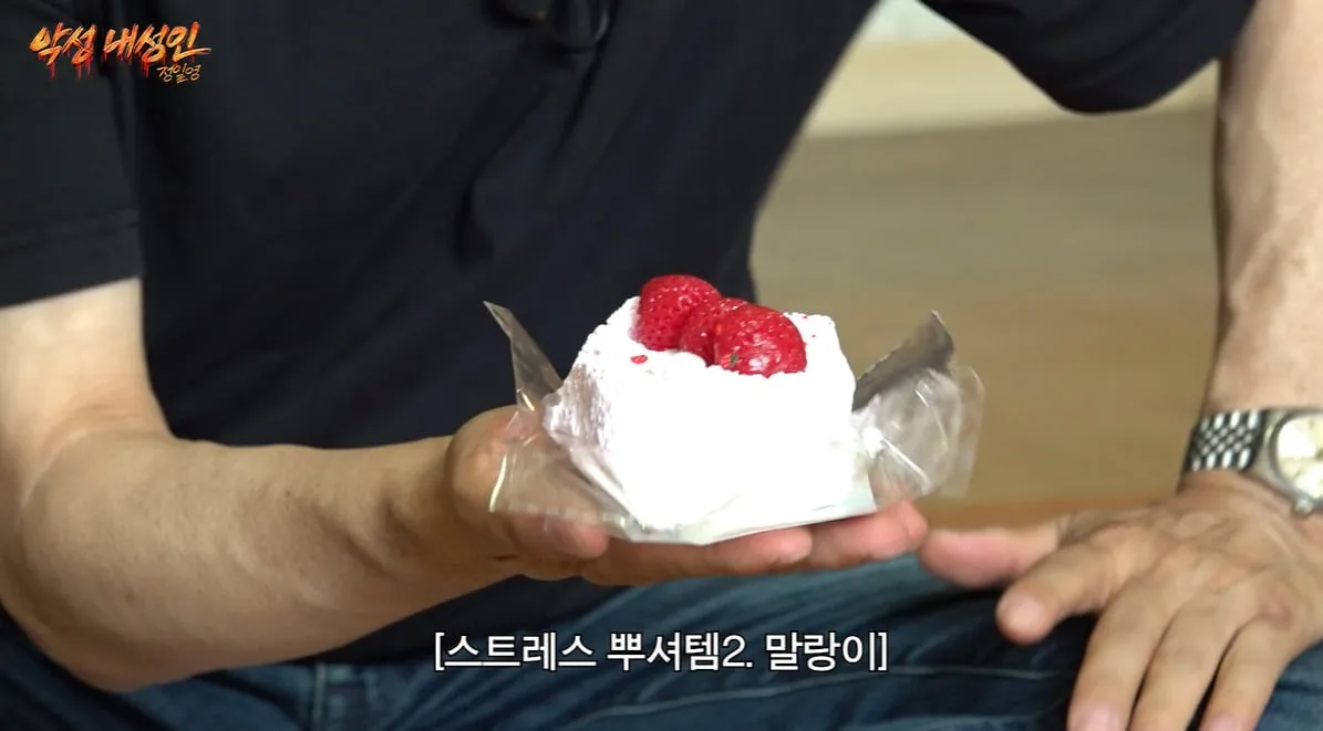 요즘 유행하는 말랑이 만져본 65살 아저씨 반응