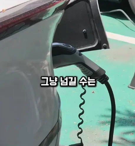 (펌)제 충전기가 옆차에 꽂혀 있습니다.jpg