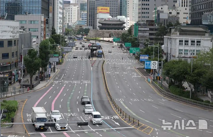 오늘 휴가철 한산한 모습 보이는 서울 도심 도로