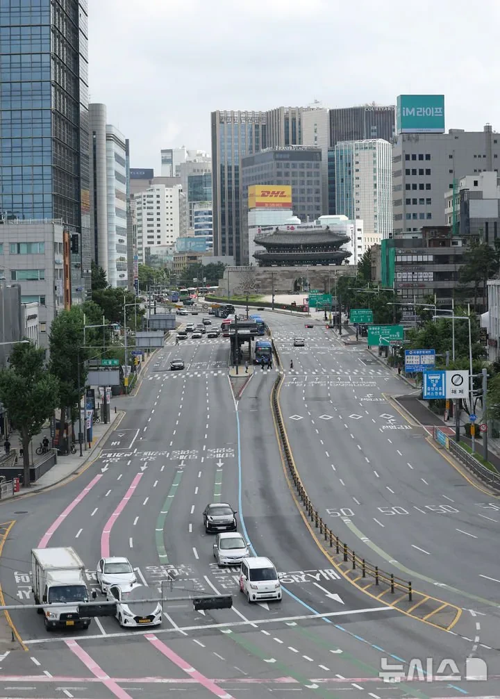 오늘 휴가철 한산한 모습 보이는 서울 도심 도로