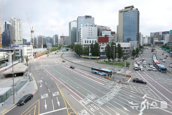 오늘 휴가철 한산한 모습 보이는 서울 도심 도로