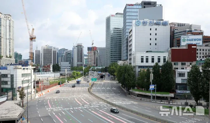 오늘 휴가철 한산한 모습 보이는 서울 도심 도로