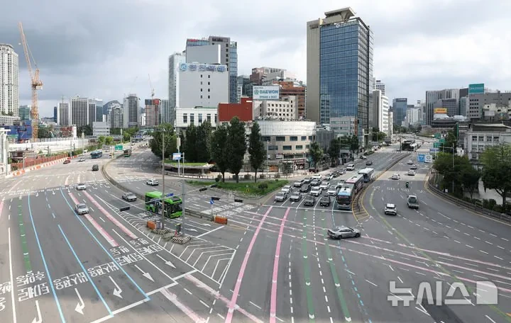 오늘 휴가철 한산한 모습 보이는 서울 도심 도로