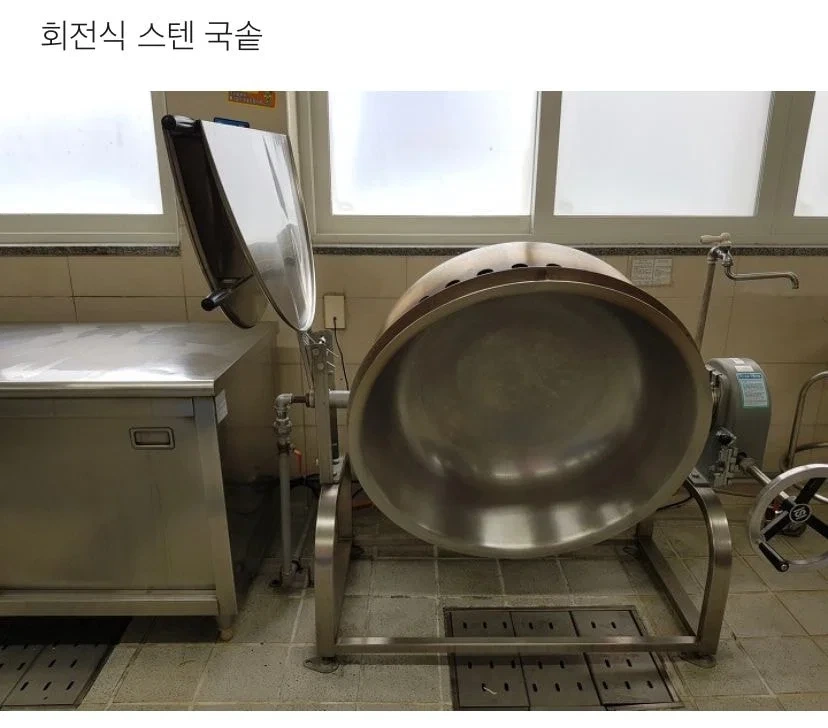 어느 학교 급식 조리실 위생 상태 관리.jpg
