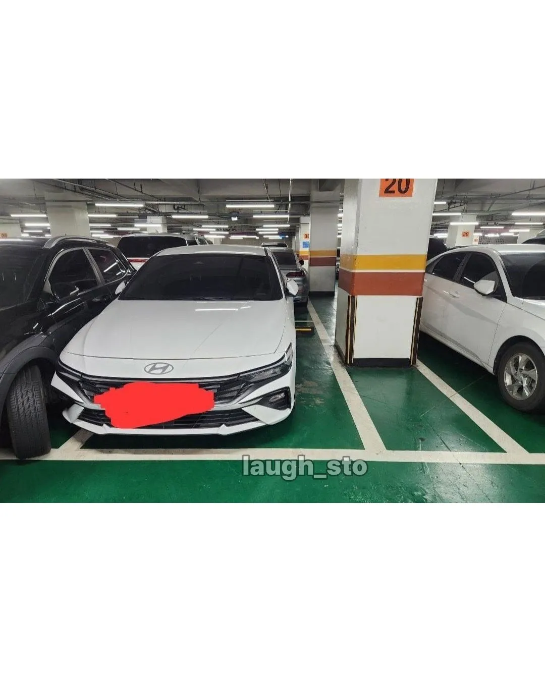 이슈) 옆에 주차한 거에 열받아서 바짝 댄 검은색 차주 ㄷㄷ.jpg