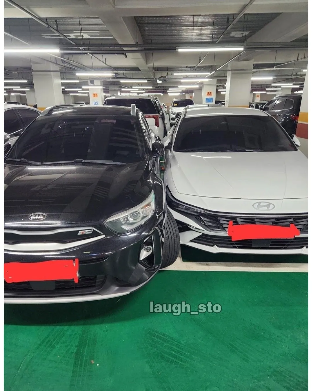 이슈) 옆에 주차한 거에 열받아서 바짝 댄 검은색 차주 ㄷㄷ.jpg