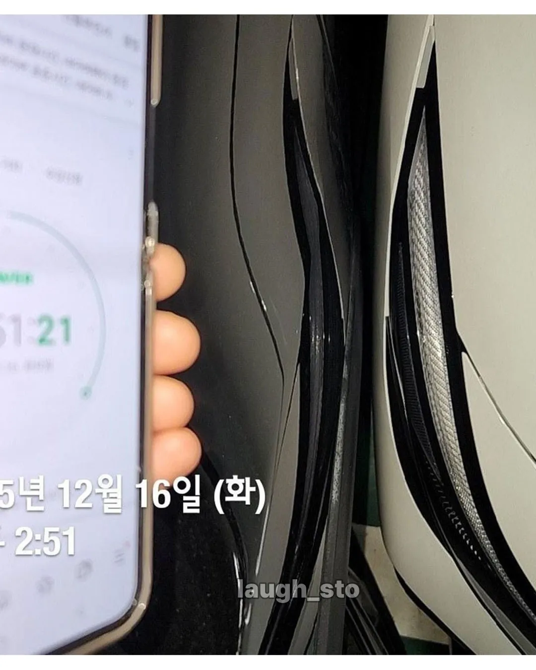 이슈) 옆에 주차한 거에 열받아서 바짝 댄 검은색 차주 ㄷㄷ.jpg