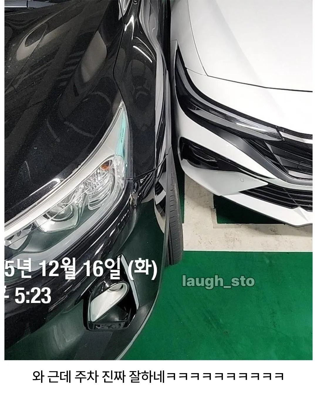 이슈) 옆에 주차한 거에 열받아서 바짝 댄 검은색 차주 ㄷㄷ.jpg