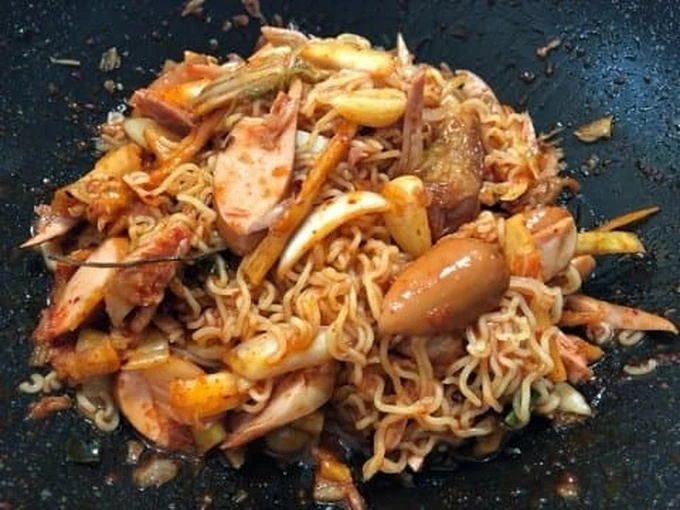 입맛 까다로운 사람도 허겁지겁 먹는다는 교도소 특식.jpg
