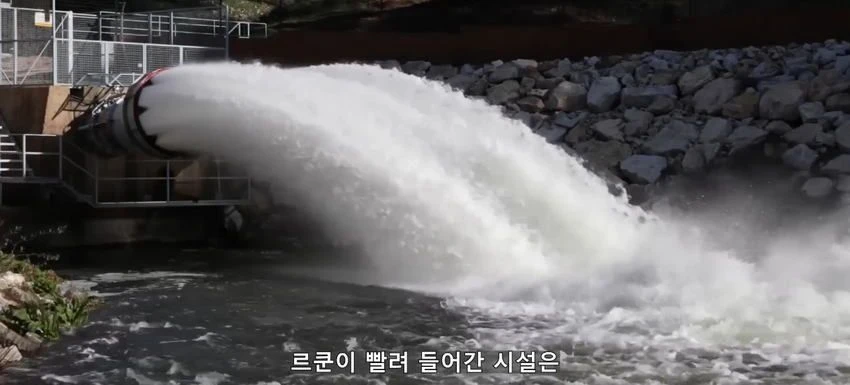 초대형 터빈에 빨려들어간 남자.jpg